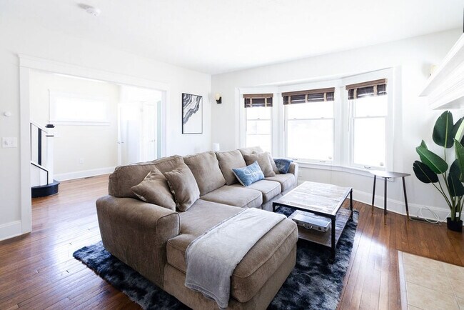 Primary Photo - 1501 E 105th St