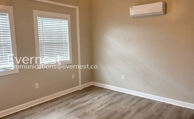 Building Photo - 4 Bed, 2 Bath Home with Fenced Yard / Pet-Friendly / Available Now!