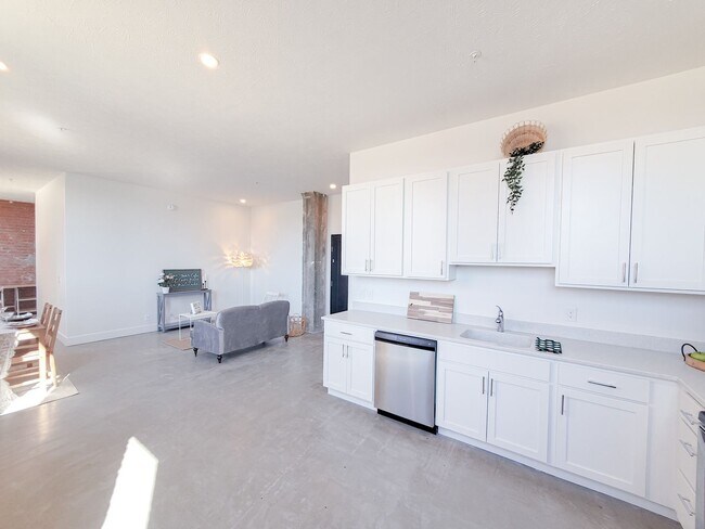 Building Photo - Dahlman Flats - 1 BR, Tall Ceilings, Exposed Brick!