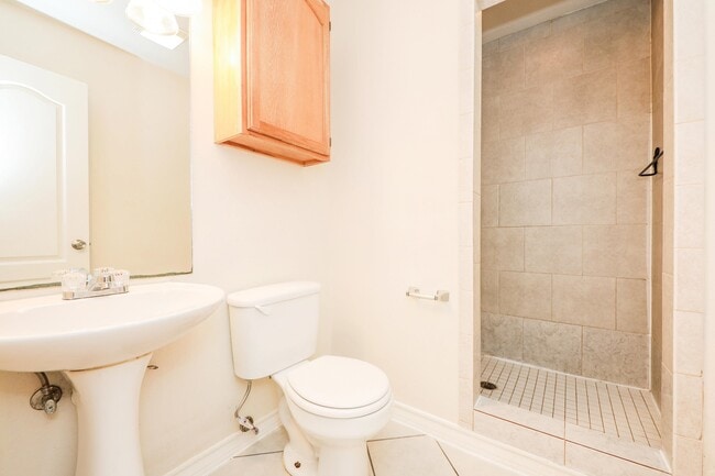 Building Photo - 1000 Ranchway Dr