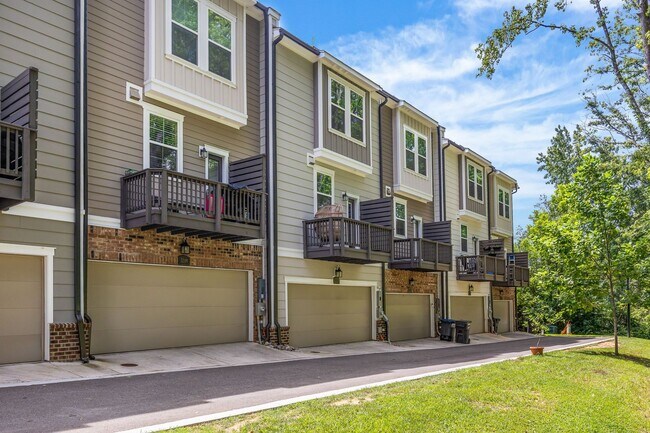 Building Photo - 3213 Zenith Ln