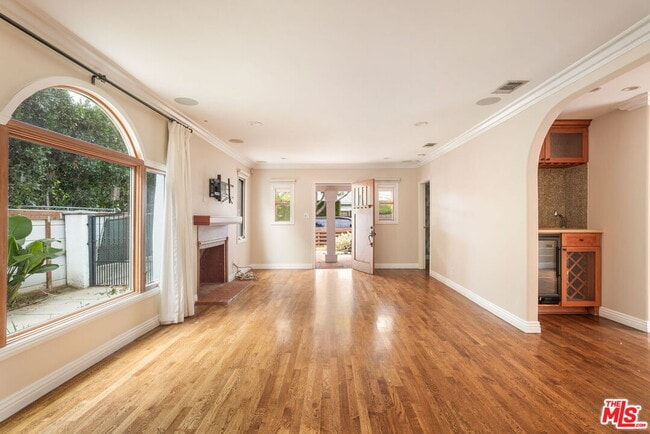 Building Photo - 1134 N Poinsettia Pl