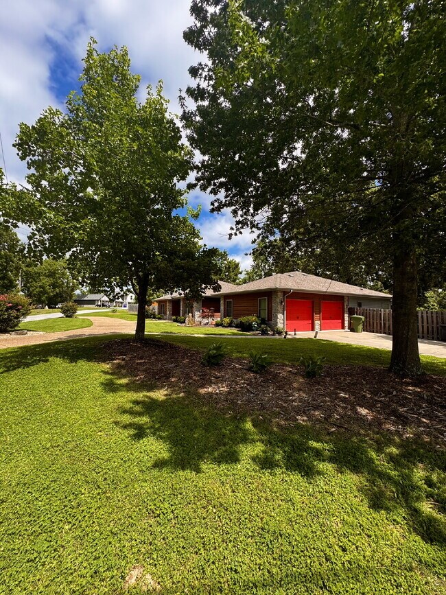 Building Photo - 723 N Lakeview Dr