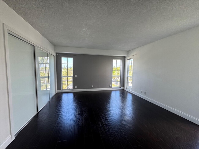 Building Photo - 3150 N Palm Aire Dr