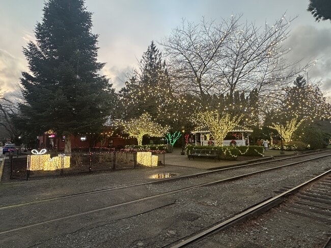 Building Photo - 7951 Maple Ave SE