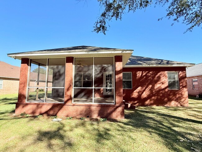 Building Photo - Spacious 3 Bed/2 Bath Home - 0.82 Acre Lot