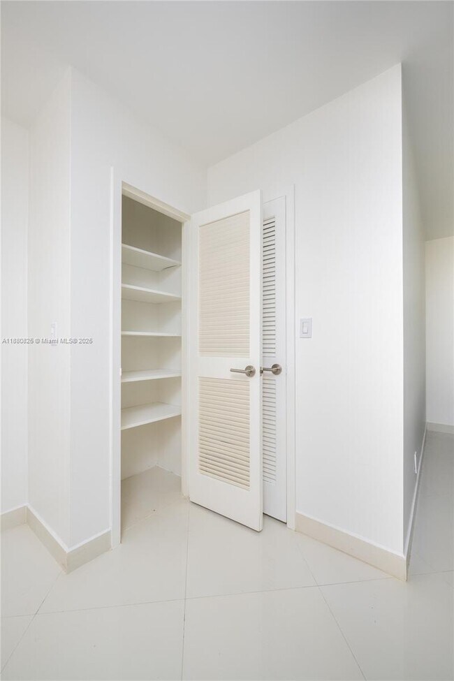 Building Photo - 2030 S Ocean Dr