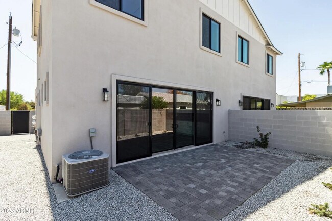 Building Photo - 902 W Hazelwood St