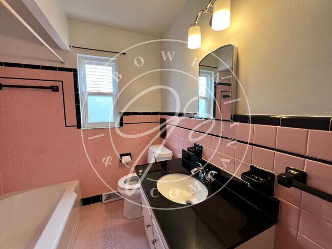 Building Photo - West Toledo 3-Bedroom Gem on Kingsbury Avenue - Cozy Comfort in Toledo!" Available December 10