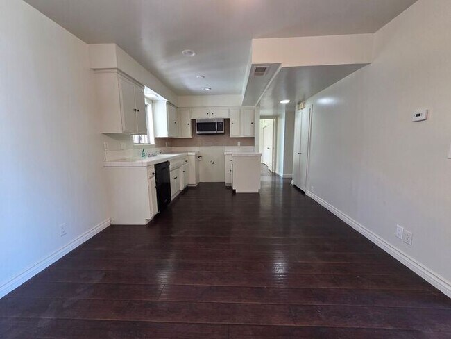 Building Photo - New Listing!