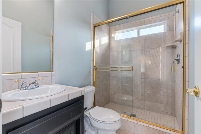 Building Photo - West Bakersfield Custom Home for Rent Available Now!