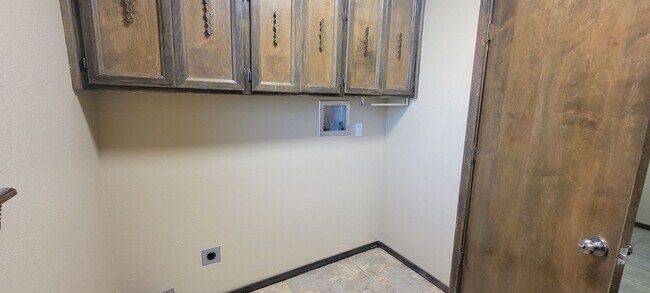 Building Photo - LARGE 3 BEDROOM HOME IN NORTHEAST CLOVIS