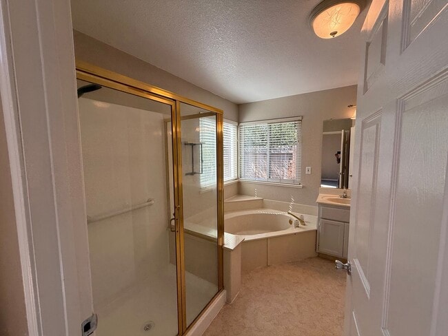Building Photo - 4-bedroom Single Story home in Ripon!