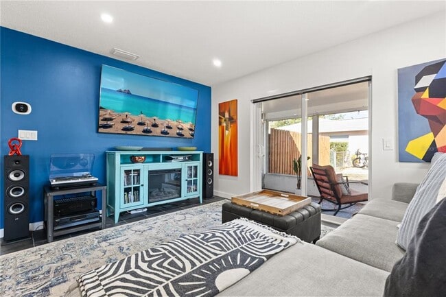 Building Photo - 5611 S Sheridan Rd