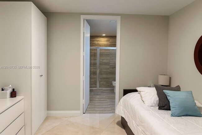 Building Photo - 15901 Collins Ave