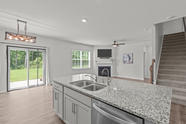 Building Photo - Stunning 5 Bedroom Home with a Fully Fence...