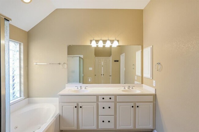 Building Photo - 15910 Flowercroft Ct