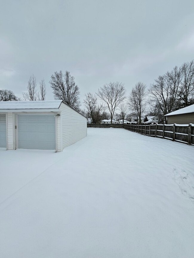 Building Photo - Beautiful Parma Heights 3 Bedroom