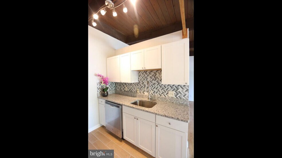 Renovated kitchen - 4949 Americana Dr