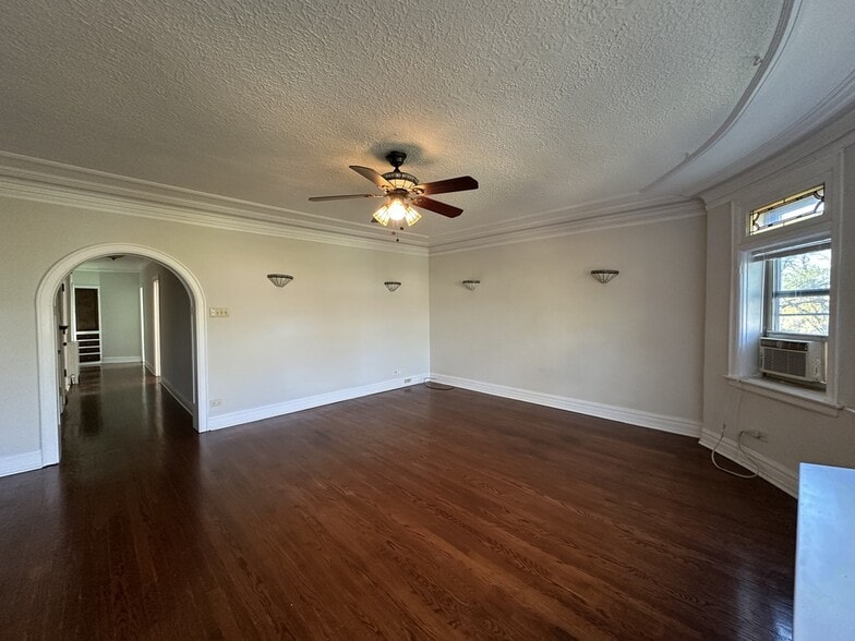 Building Photo - 1527 W Pratt Blvd