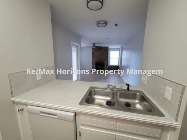 Building Photo - Nicely updated duplex!