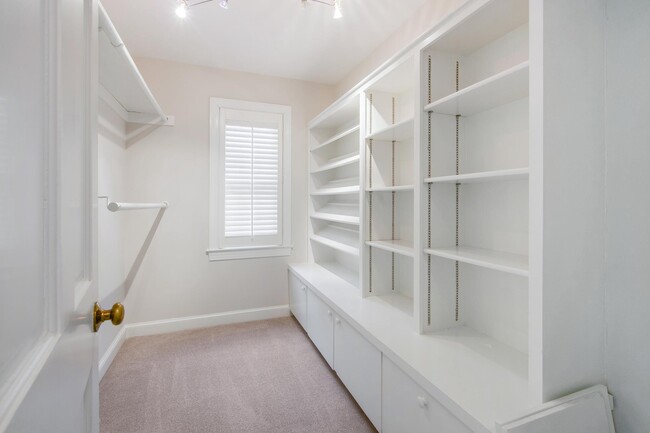 Building Photo - 3525 Williamsburg Ln NW