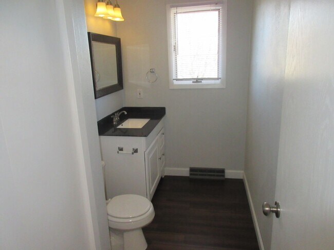 Building Photo - 452