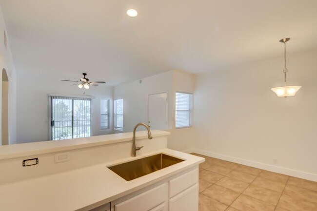 Building Photo - Beautiful 1 BR 1 Bath condo in Green Valle...