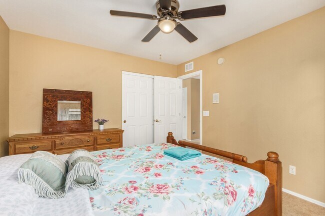 Building Photo - Spectacular 5 bdrm Home, OFFERS SOLAR ELECTRIC!