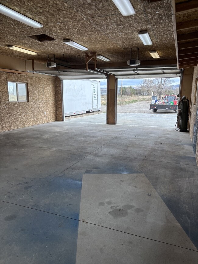 Building Photo - 901 E 800 N