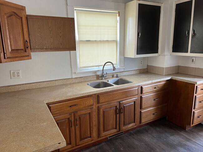 Building Photo - 2 Bedroom NE Canton House for Rent