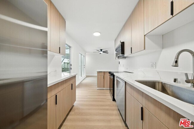 Building Photo - 305 San Vicente Blvd