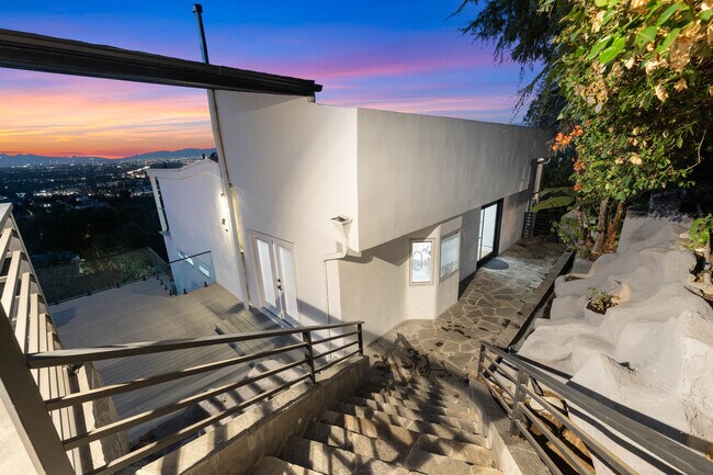 Building Photo - 3541 Multiview Dr