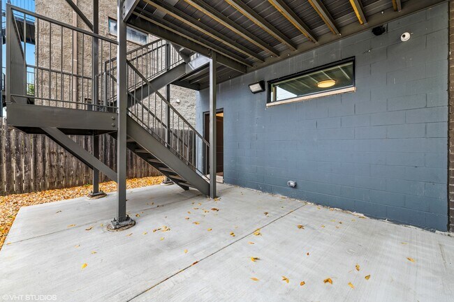 Building Photo - 2801 W Warren Blvd