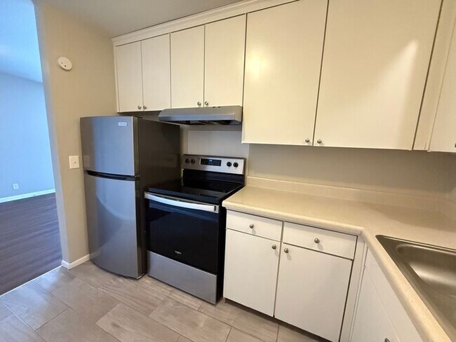 Building Photo - 2 Bedroom Unit was recently renovated.  Live walking distance from the downtown square or steps f...