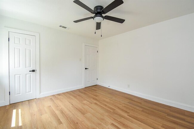 Building Photo - 5019 Stillbrooke Dr