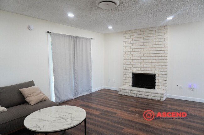 Building Photo - Spacious 4BR/2BA Bakersfield Home with Fireplace