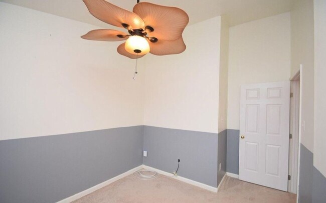 Building Photo - Beautiful Townehome - Lees Hill Community