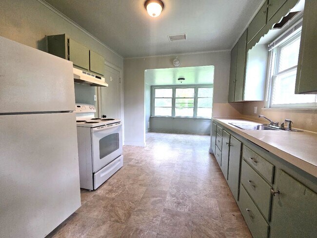 Building Photo - 3 Bedroom, 1 Bath Single Family Home!