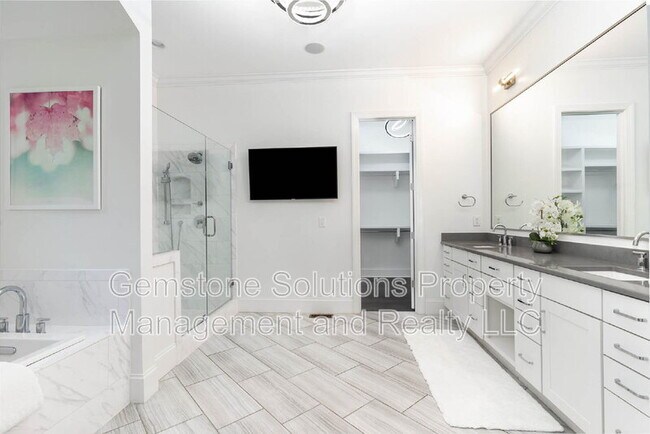 Building Photo - 6343 Wildwood Dr