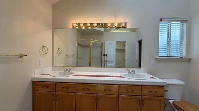 Building Photo - 2274 E Skyview Ave