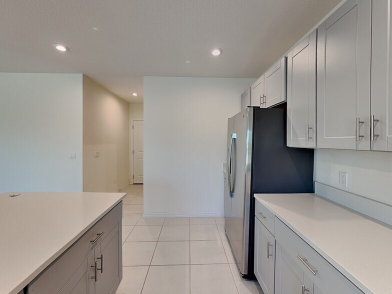 Building Photo - 3880 Fescue St