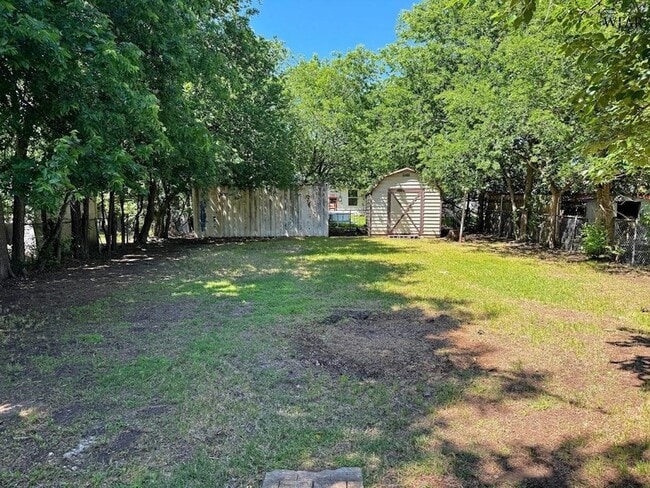 Building Photo - 1604 Blonde St