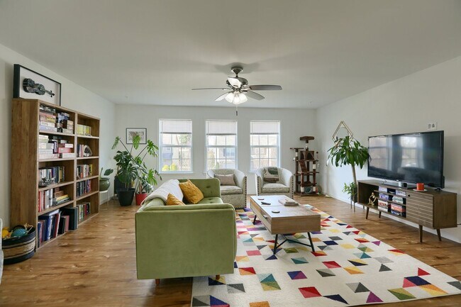 Building Photo - Newer build 2,000 sq ft 3/BR 2.5 bath luxury townhome