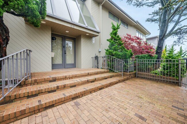 Building Photo - 40 Cayuga Ave