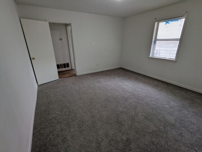Building Photo - Spacious Updated 3 Bedroom Home