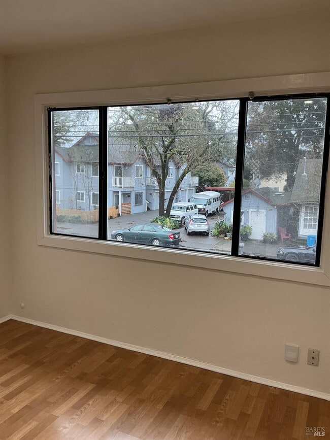 Building Photo - 212 S E St