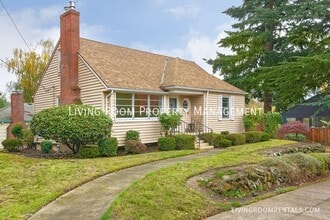 Building Photo - 3010 SE 36th Ave