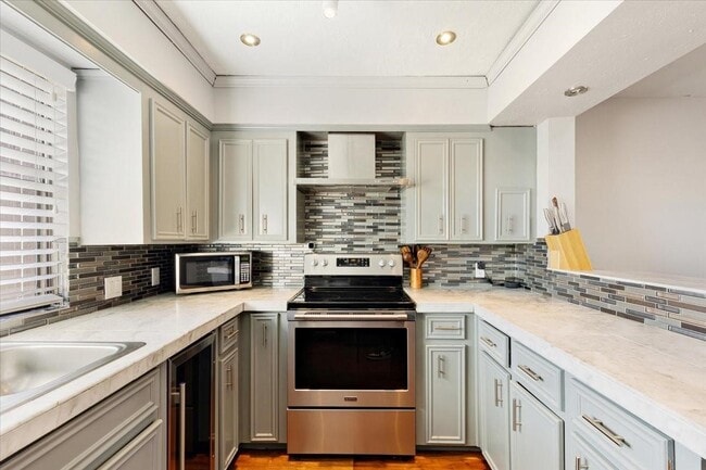 Building Photo - 727 Davis Rd