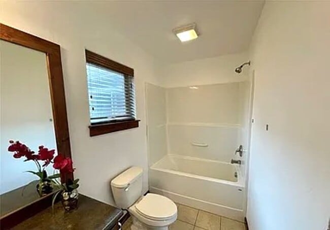 Building Photo - Beautiful 3 bedroom 2 1/2 bath townhouse in 4 Corners! Fenced backyard!